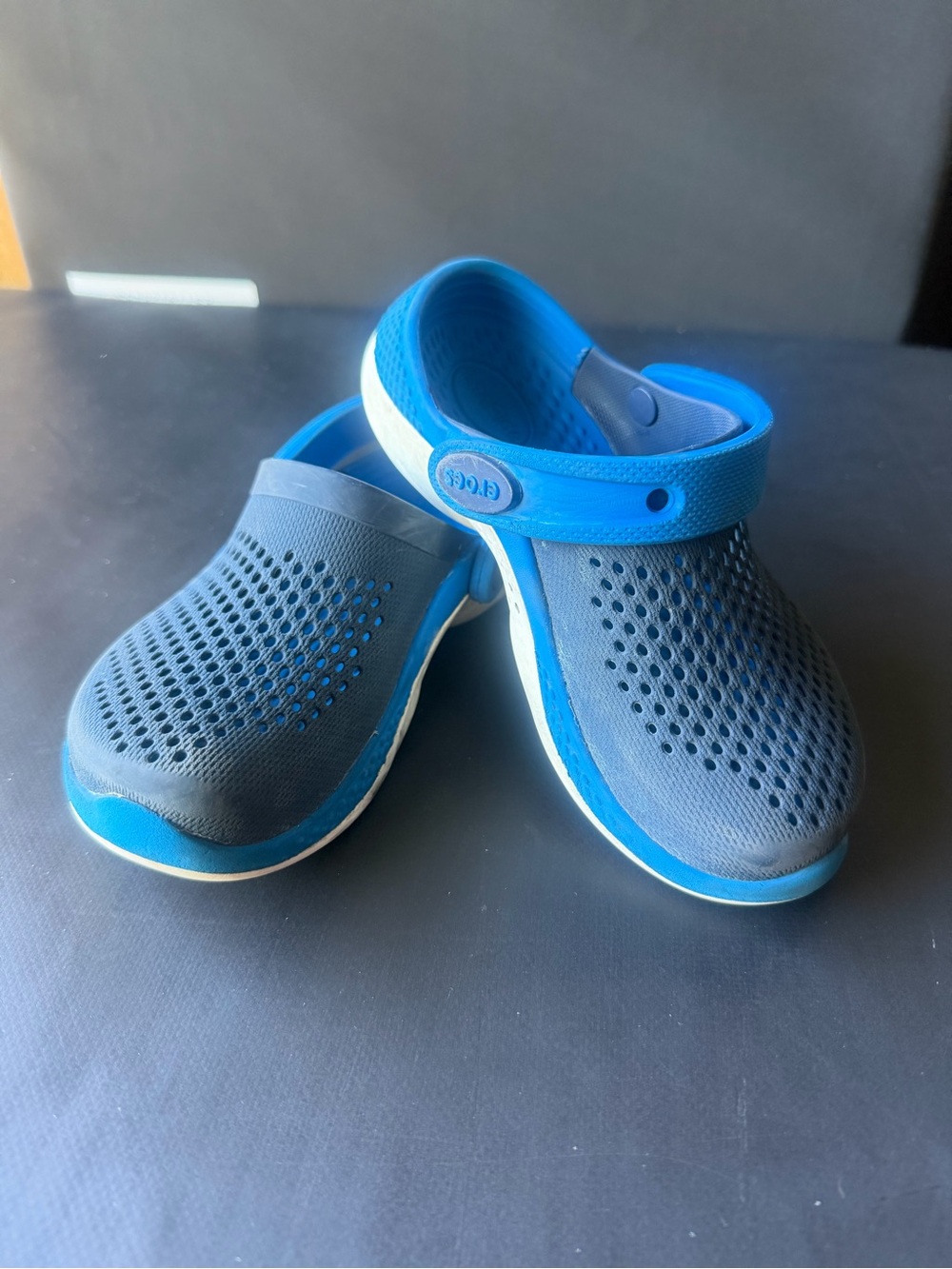 CROCS Kids Two-Tone Blue Foam Clogs